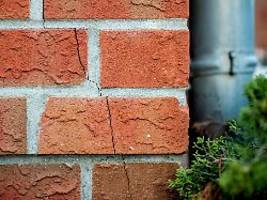 risse, schimmel, feuchtigkeit: frühlingsbeginn: jetzt dach und wände auf schäden kontrollieren