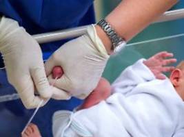 Schnelle und wirksame Methode: Zucker lindert Schmerzen bei Babys - paar Tropfen reichen