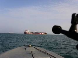 tankerstau vor straße von hormus: versicherer blockieren schifffahrt im persischen golf