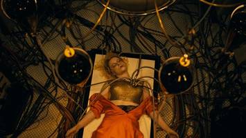 Zwei Monster, die gern mal ins Kino gehen: „The Bride – Es lebe die Braut“