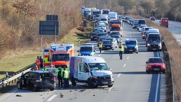 A23 bei Elmshorn nach schwerem Unfall mit drei Fahrzeugen lange gesperrt