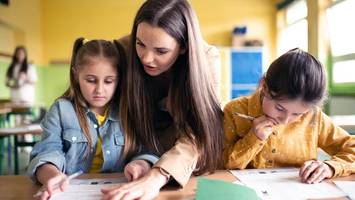diese schulen müssen personal abbauen, diese schulen bekommen mehr lehrer