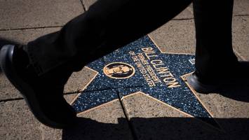 epstein-„walk of shame“ taucht über nacht in washington auf