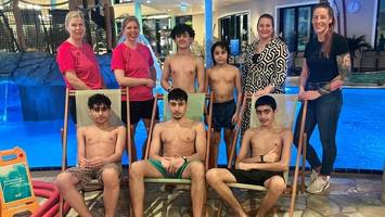 Flüchtlinge lernen schwimmen: „Anfangs hatten sie Angst vor Wasser!“