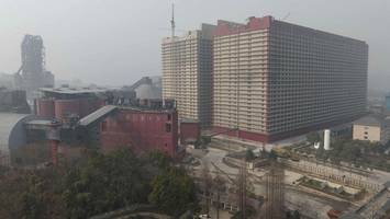 mega-massentierhaltung: dieses schweinehochhaus stapelt tiere auf 26 etagen