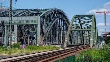 bahn plant dritte brücke über die elbe – autofahrer haben das nachsehen