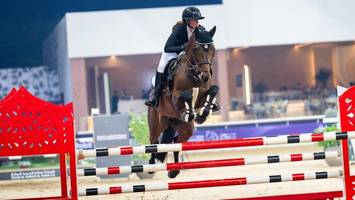 „hören die explosionen“: hamburger reiterin sitzt mit drei pferden in katar fest