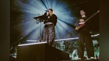 „unreleased“-konzert im docks: niemand weiß, wer spielt, aber alle wollen hin