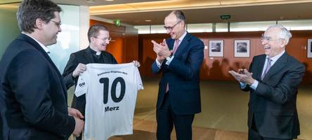 Theo Waigel bringt schwäbische Kicker zum Kanzler