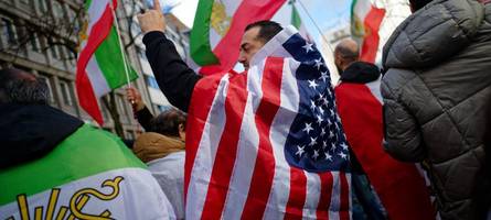 „Wir möchten, dass die Islamische Republik beerdigt wird“: Michel Abdollahi zum Krieg im Iran