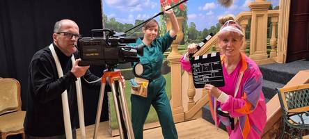 Theatergruppe RAMPENLICHT spielt die Komödie Ruhe! Wir Drehen