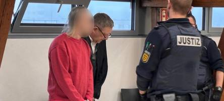 prozess um brandstiftung im ulmer theaterlager gestartet: angeklagter schweigt