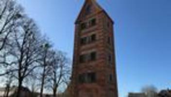 Besondere Immobilien: Auktion: Historischer Turm verkauft, Bürogebäude ohne Käufer