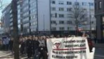 Demonstrationen: Junge Menschen protestieren in NRW gegen Wehrdienst
