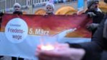 erinnerung und demonstration: chemnitz gedenkt der bombardierung im zweiten weltkrieg