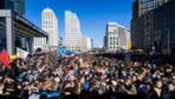 protest gegen wehrpflicht: mehrere tausend schüler demonstrieren gegen wehrdienst