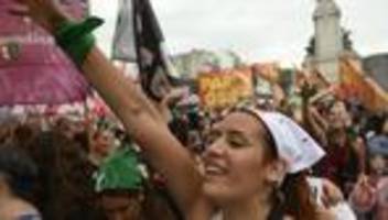 Umfrage in 29 Ländern: Generationen-Umfrage: Gen-Z hat rückständigstes Rollendenken