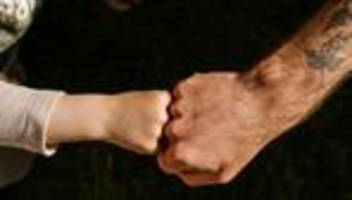 vaterschaft: breitbeinig hinter dem kinderwagen