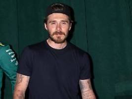 eltern grüßen zum geburtstag: brooklyn beckham reagiert enttäuscht