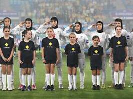 fans rufen: thank you trump: irans fußballerinnen überraschen mit brisanter geste vor anpfiff