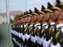 verunsicherung in chinas armee: xi stockt nach säuberungen militäretat auf