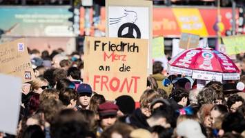 schüler demonstrieren in berlin gegen wehrdienst – verkehrseinschränkungen