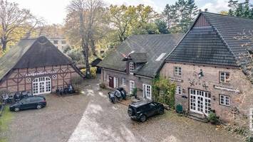 besondere immobilie in den elbvororten: kastanien hof steht zum verkauf