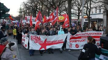 schülerdemo gegen wehrpflicht in hamburg: hunderte ziehen durch die city