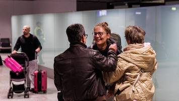 „der krimi ist vorbei“: urlaubsrückkehrer aus nahost unter tränen