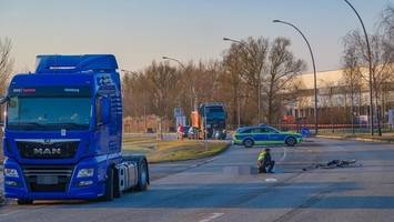Radfahrer (63) von Lkw überfahren – Mann stirbt an Unfallstelle in Moorfleet