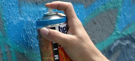 unbekannte beschmieren wände mit graffiti