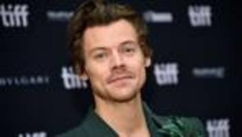 Fanartikel: Hunderte bei Eröffnung von Pop-up-Store für Harry Styles