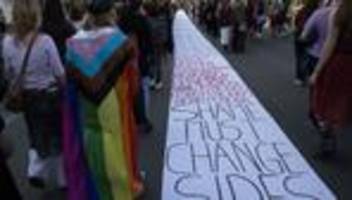 Gleichberechtigung: Demonstrationen am Frauentag - von gemäßigt bis linksradikal