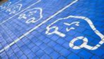 Infrastruktur: Schnellladesäulen an Autobahnen: Ausschreibung notwendig