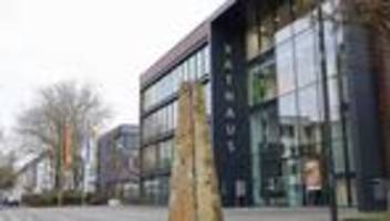 leitender rathaus-beamter: schleuser-affäre: gericht setzt suspendierung aus