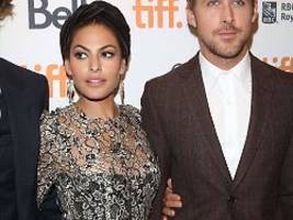 Konfetti, Küsse und Schulband: Ryan Gosling überrascht Eva Mendes
