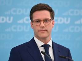 Schulbesuch-Video erntet Spott : CDU-Spitzenkandidat gerät im Klassenzimmer mit Lehrerin aneinander