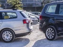 Urteil aus dem Verkehrsrecht: Parkplatzunfall: Haftet, wer rückwärts fährt?