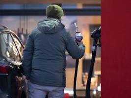 Kriegen deutlich den Unmut mit: Tankstellen berichten von starkem Kundenfrust wegen hoher Spritpreise