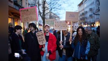Mieter demonstrieren gegen Leerstand nach Kellerbrand in Prenzlauer Berg