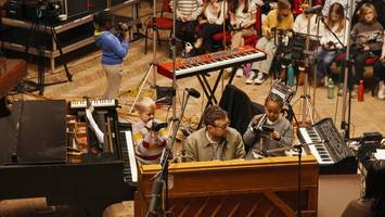 Die britische Popszene zeigt sich von ihrer besten Seite: „Help (2)“