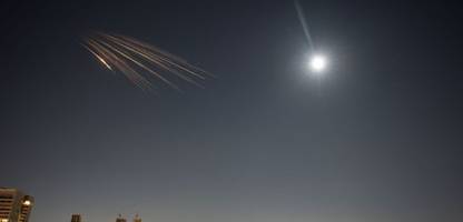 Iran-Krieg – News am Freitag: Iran beschießt Israel mit Streumunition, Israel greift Teheran und Beirut an