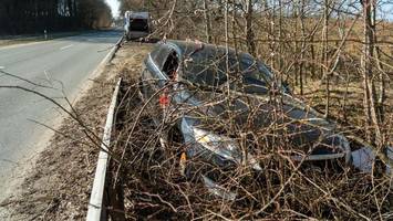 Drogenfahrt endet im Gebüsch – Unbekannte plündern Schrottauto