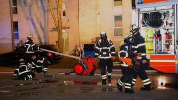 Feuerwehr bricht Tür auf und rettet Kleinkinder aus verqualmter Wohnung