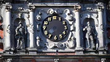 huch, wo sind die zeiger der rathausuhr geblieben?