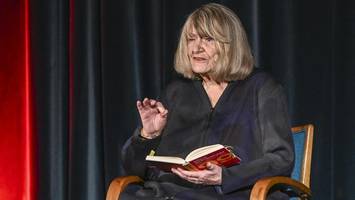 klare forderung zum weltfrauentag: schauspielhaus soll schwarzer-lesung absagen