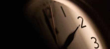 Zeitumstellung in der Nachtschicht: Darf man eine Stunde weniger arbeiten?