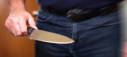 frau mit messer verletzt: polizei ermittelt wegen versuchten totschlags