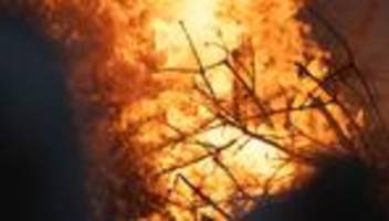 Funkenflug mit Folgen: Mann verbrennt aus Versehen das Segelboot seiner Nachbarn