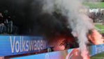 Fußball-Bundesliga: Tumulte und Pyro: Wolfsburger Chaos nach Pleite gegen HSV